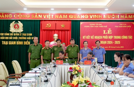 Trung tá Nguyễn Đình Kháng – Giám thị Trại giam Bình Điền và Phó Viện trưởng VKSND tỉnh Lê Hồng Phương ký kết kế hoạch phối hợp công tác