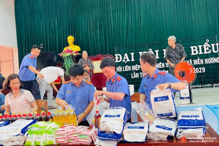 VKSND huyện Phong Điền trao quà cho những hoàn cảnh khó khăn trên địa bàn hai xã Điền Môn và Điền Hương