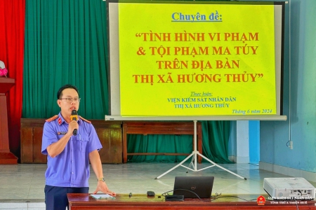 Đồng chí Phan Anh Giáp, Báo cáo viên của VKSND thị xã Hương Thủy tuyên truyền chuyên đề pháp luật về ma túy