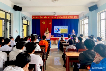 VKSND thị xã Hương Thủy tuyên truyền “Phòng, chống bạo lực học đường”  cho học sinh.