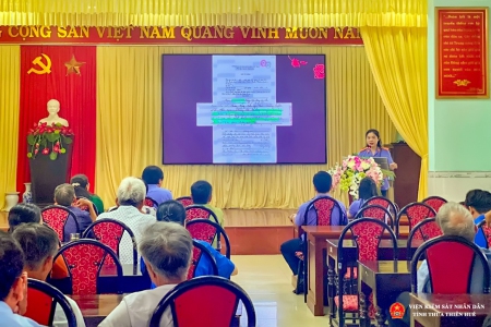 Đ/c Dương Thị Thảo Hiền - Kiểm sát viên VKSND thị xã Hương Thủy tuyên truyền về Luật phòng, chống bạo lực gia đình
