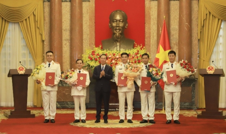 Đồng chí Võ Văn Thưởng, Ủy viên Bộ Chính trị, Chủ tịch nước  Cộng hòa xã hội chủ nghĩa Việt Nam trao Quyết định bổ nhiệm chức danh Kiểm sát viên VKSND tối cao và tặng hoa chúc mừng các đồng chí được bổ nhiệm