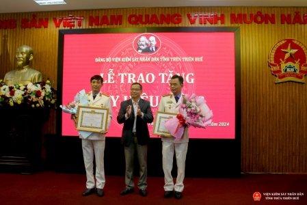 Đồng chí Hoàng Ngọc Tuấn, Phó Bí thư Đảng ủy Khối Cơ quan và Doanh nghiệp tỉnh trao tặng Huy hiệu Đảng