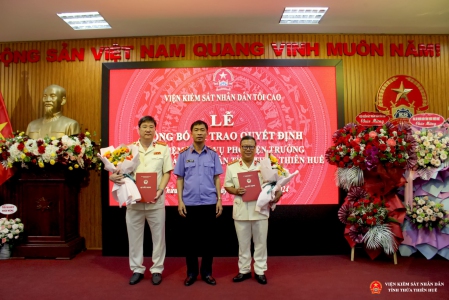 Đồng chí Nguyễn Duy Giảng, Ủy viên Ban cán sự đảng, Phó Viện trưởng VKSND tối cao trao Quyết định bổ nhiệm cho 2 đồng chí tân Phó viện trưởng