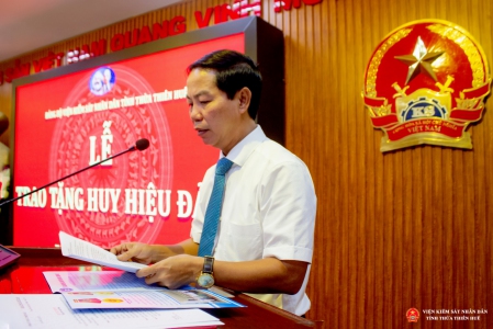 Đảng bộ Viện kiểm sát nhân dân tỉnh Thừa Thiên Huế tổ chức lễ trao tặng Huy hiệu 30 năm tuổi Đảng cho đảng viên