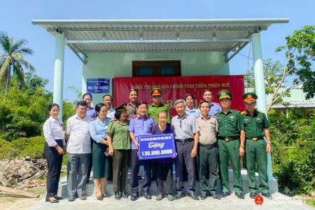 VKSND tỉnh Thừa Thiên Huế cùng các đơn vị trong Khối thi đua Nội chính tỉnh bàn giao nhà tình thương.