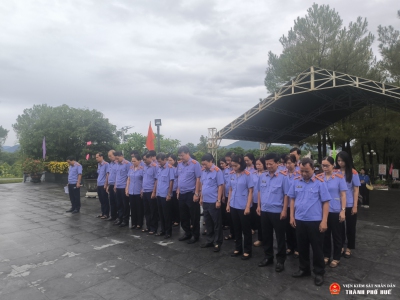 Lãnh đạo, công chức VKSND thành phố Huế mặc niệm tưởng nhớ các anh hùng liệt sĩ