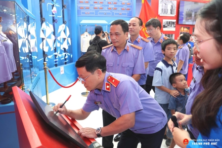 Đoàn tham quan Viện kiểm sát nhân dân thành phố Huế tham quan Triển lãm thành tựu đất nước “80 năm Hành trình Độc lập - Tự do - Hạnh phúc”