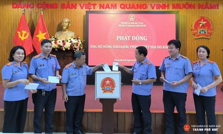 đồng chí Lê Hồng Phương, cùng toàn thể cán bộ công chức, người lao động ủng hộ đồng bào vùng bão lũ