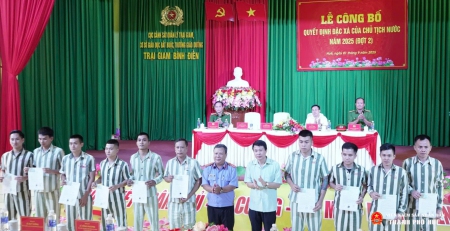 đồng chí Lê Hồng Phương phó Viện trưởng VKSND thành phố trao Quyết định đặc xá cho phạm nhân
