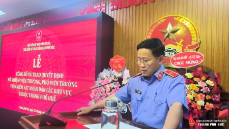 Đồng chí Hồ Thanh Hải, Viện trưởng VKSND thành phố Huế phát biểu giao nhiệm vụ cho các đồng chí Lãnh đạo VKSND khu vực