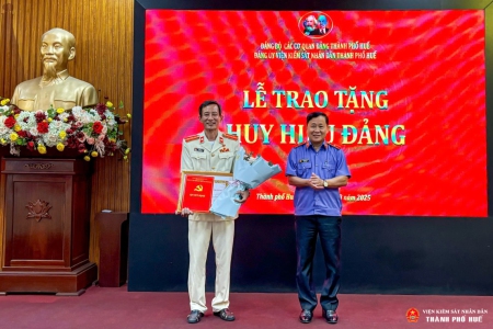 Đồng chí Hồ Thanh Hải trao tặng Huy hiệu 30 năm tuổi Đảng  cho đồng chí Hà Văn Thanh