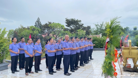 Viện Kiểm sát nhân dân khu vực 3 – Huế dâng hương tưởng nhớ các anh hùng liệt sĩ tại Đài tưởng niệm các anh hùng liệt sĩ Hương Trà