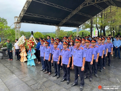 Viện kiểm sát nhân dân khu vực 1 – Huế dâng hương, dâng hoa tưởng niệm các anh hùng liệt sĩ tại Nghĩa trang liệt sĩ thành phố Huế.