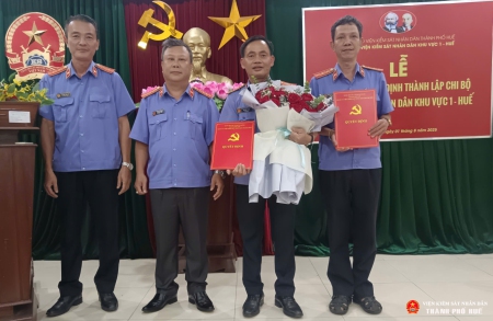 Lê công bố, trao Quyết định thành lập Chi bộ Viện kiểm sát nhân dân khu vực 1 - Huế