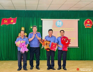 Đồng chí Nguyễn Trung Kiên trao quyết định thành lập Chi bộ VKSND Khu vực 2 - Huế