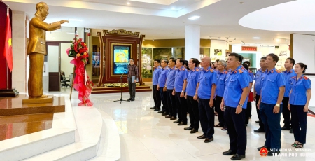 Toàn thể đảng viên, quần chúng VKSND khu vực 3 dâng hoa, dâng hương và mặc niệm tưởng nhớ Chủ tịch Hồ Chí Minh