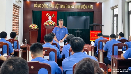 Đồng chí Nguyễn Trung Kiên - Phó Bí thư Đảng uỷ, Phó Viện trưởng VKSND thành phố Huế phát biểu chỉ đạo tại buổi làm việc