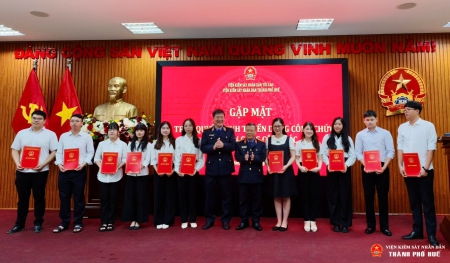 VKSND thành phố Huế tổ chức gặp mặt, trao Quyết định tuyển dụng và phân công công tác cho 11 công chức trúng tuyển kỳ thi tuyển công chức nghiệp vụ kiểm sát năm 2025