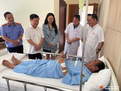 Đồng chí Hồ Thanh Hải thăm hỏi đồng chí Khambang Phasaveng