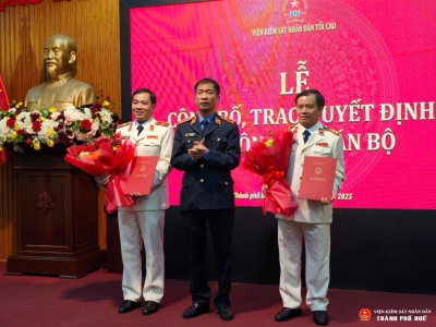 Đồng chí Nguyễn Duy Giảng - phó Viện trưởng VKSND tối cao trao quyết định bổ nhiệm Viện trưởng và phó Viện trưởng VKSND thành phố Huế