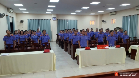 VKSND thành phố Huế tổ chức Lễ chào cờ tháng 7 và trao Bằng khen cho các tập thể, cá nhân có thành tích xuất sắc