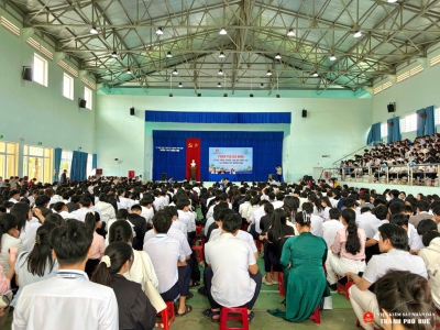 Toàn cảnh phiên tòa giả định xét xử vụ án "Cố ý gây thương tích" tại Trường THPT Hương Vinh chiều ngày 09/3/2026.