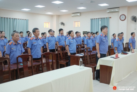 Viện kiểm sát nhân dân thành phố Huế tổ chức Lễ chào cờ tháng 8 và trao Bằng khen của Viện trưởng Viện kiểm sát nhân dân tối cao