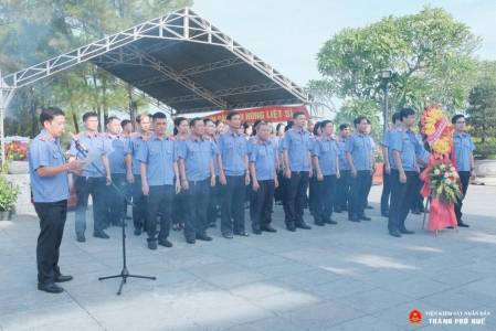 VKSND thành phố Huế tổ chức Lễ dâng hoa, dâng hương tưởng niệm các Anh hùng liệt sĩ