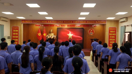 VKSND thành phố Huế tổ chức Lễ chào cờ tháng 9 và trao Bằng khen, Kỷ niệm chương “Vì sự nghiệp Kiểm sát” năm 2026