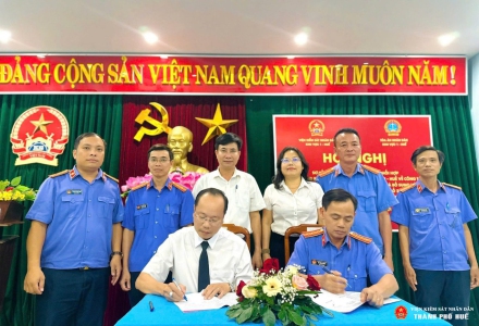 Viện kiểm sát nhân dân khu vực 1 - Huế và Tòa án nhân dân khu vực 1 - Huế sơ kết 1 năm thực hiện Quy chế phối hợp trong công tác giải quyết các vụ, việc dân sự, hành chính và ký kết Quy chế phối hợp sửa đổi, bổ sung