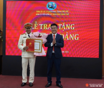 Viện kiểm sát nhân dân thành phố Huế trao Huy hiệu 30 năm tuổi Đảng cho đồng chí Lê Quang Hòa.