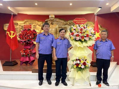 Đại diện lãnh đạo Viện kiểm sát nhân dân thành phố Huế dâng hoa tưởng niệm Chủ tịch Hồ Chí Minh.