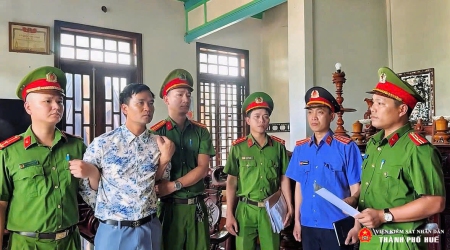 Kiểm sát viên VKSND khu vực 2 - thành phố Huế kiểm sát việc thi hành Lệnh bắt bị can để tạm giam đối với Mai Hoàng.