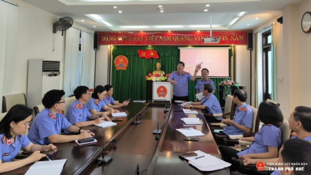 Đồng chí Nguyễn Trung Kiên - Phó Bí thư Đảng ủy, Phó Viện trưởng Viện kiểm sát nhân dân thành phố Huế trực tiếp bốc thăm ngẫu nhiên tại Hội nghị.