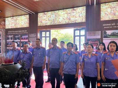 Chi bộ Phòng 7 – Phòng 9 VKSND thành phố Huế tổ chức sinh hoạt chuyên đề tại Nhà lưu niệm của Chủ tịch Hồ Chí Minh tại làng Dương Nỗ.