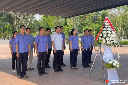 Đoàn đại biểu Chi bộ Văn phòng VKSND thành phố Huế dâng hoa, dành phút mặc niệm tưởng nhớ các anh hùng liệt sĩ tại Đài tưởng niệm trung tâm Thành cổ Quảng Trị