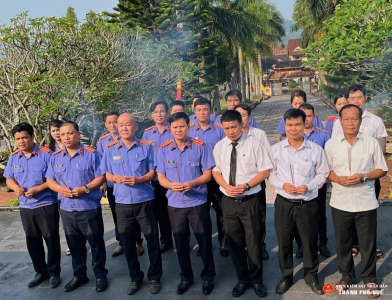 Tập thể Lãnh đạo, công chức VKSND và TAND khu vực 3 – Huế trang nghiêm dâng hương tại Nghĩa trang liệt sỹ A Lưới.