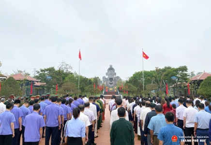 Toàn cảnh Lễ dâng hoa, dâng hương tại Đài tưởng niệm các Anh hùng Liệt sỹ phường Hương Trà.