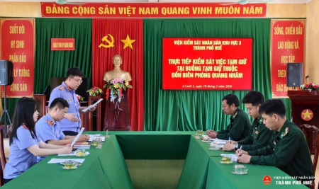 Đồng chí Trần Tiến Dũng - Phó Viện trưởng VKSND khu vực 3, Trưởng đoàn thông qua Quyết định trực tiếp kiểm sát tại Đồn Biên phòng Quảng Nhâm.