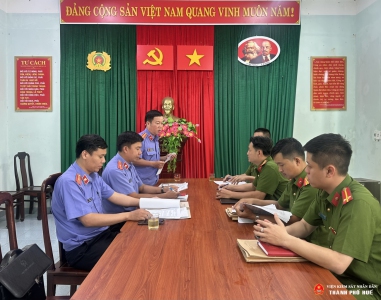 Toàn cảnh buổi làm việc tại Công an xã Khe Tre