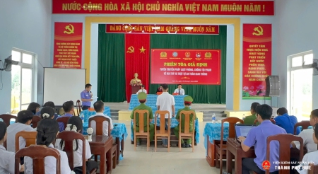 Toàn cảnh sân khấu buổi tuyên truyền pháp luật tại Nhà văn hóa xã Lộc An.