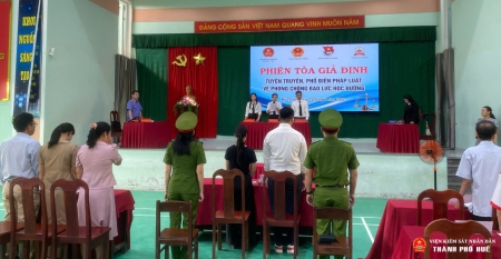 Viện kiểm sát nhân dân khu vực 1 - Huế tổ chức phiên tòa giả định tuyên truyền, phổ biến pháp luật về phòng chống bạo lực học đường.