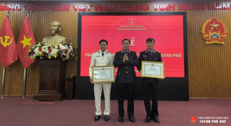 VKSND thành phố Huế tổ chức Lễ chào cờ đầu tháng 02 năm 2026 và trao Bằng khen của Chủ tịch UBND thành phố