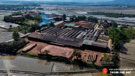 Toàn cảnh Nhà máy sản xuất gạch Tuynen hoạt động trái phép nhiều năm, gây ô nhiễm môi trường tại phường Kim Trà.