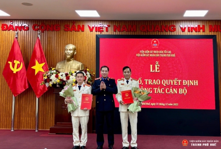 (Đồng chí Nguyễn Tiến Hùng trao quyết định điều động, bổ nhiệm cán bộ)