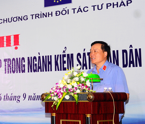 Đ/c Nguyễn Hòa Bình, Ủy viên Trung ương Đảng, Viện trưởng Viện kiểm sát nhân dân tối cao phát biểu khai mạc Hội nghị