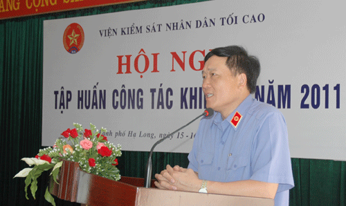 Đồng chí Nguyễn Hòa Bình, Ủy viên Trung ương Đảng, Bí thư Ban Cán sự Đảng, Viện trưởng VKSNDTC phát biểu chỉ đạo tại Hội nghị.