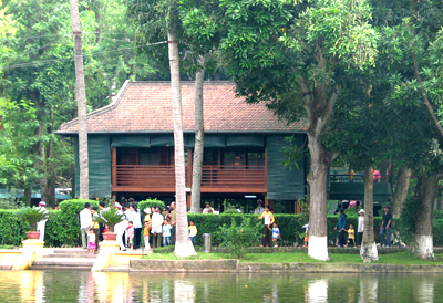 Nhà sàn Bác Hồ trong Khu di tích Phủ Chủ tịch - một biểu tượng của phong cách và đạo đức Hồ Chí Minh. - Ảnh: Chinhphu.vn