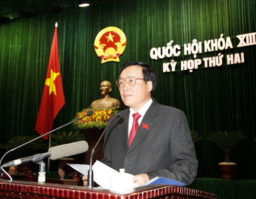 Đồng chí Nguyễn Hòa Bình, Ủy viên Trung ương Đảng, Viện trưởng Viện kiểm sát nhân dân tối cao trình bày Báo cáo tại kỳ họp thứ hai, Quốc hội khóa XIII